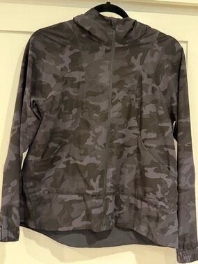 Women’s sz 4 lululemon athletica Black Gray Camo Hooded Jacket